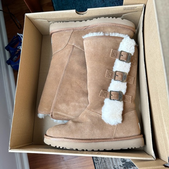 Women’s UGG Chestnut Klea Boots - Picture 13 of 16